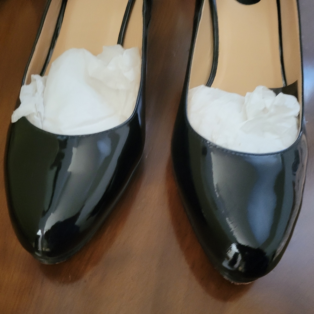Gently used Cole Haan patent leather black size 7 1/2 pumps